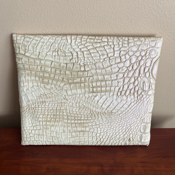 MJ Makeup Junkie Cream Clutch - Picture 2 of 4